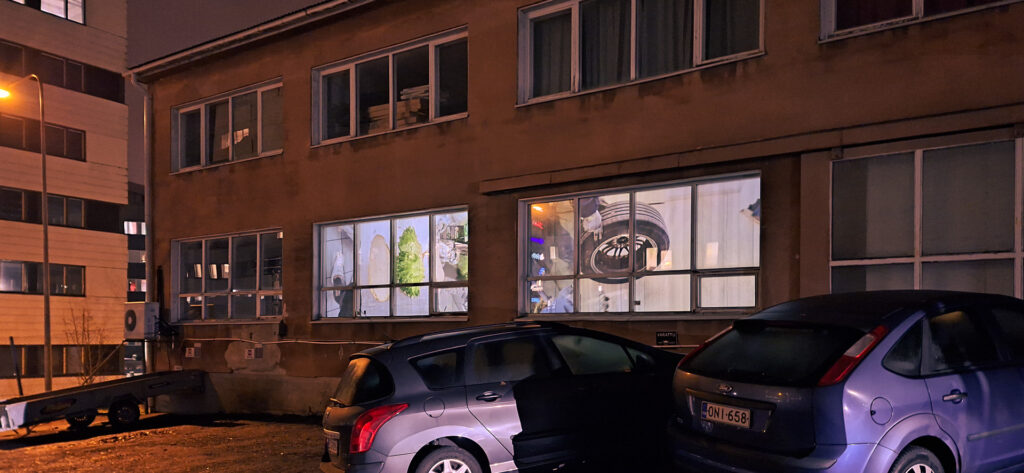 Videoprojisointi rakennuksen ikkunoissa. Kuvaaja: Riikka Vuorenmaa.